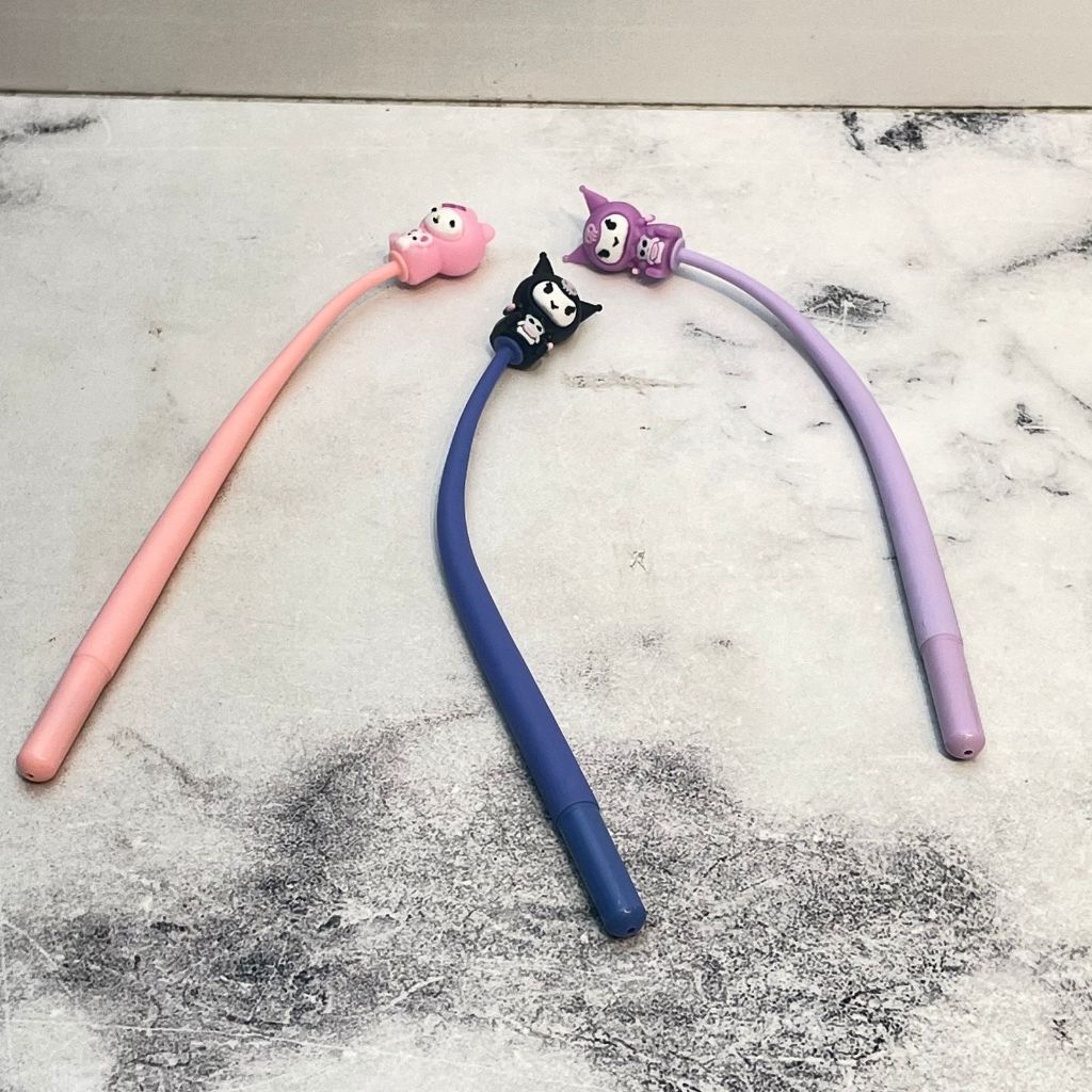 

Pulpen Goyang SANRIO Devil Cute Lucu Ready 4 Variant Tinta Gel Hitam / Pen Lentur Sanrio Kuromi Melody Super Unik Favorit Anak Best Seller Stationary Fancy Premium Quality Harga Termurah Bisa Grosir dan COD