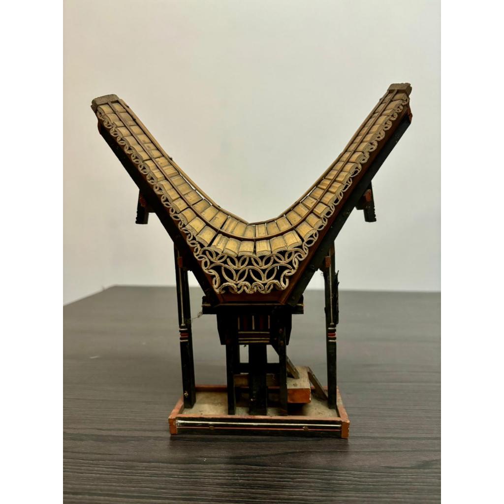 Barang Antik Miniatur Rumah Adat Toraja Tongkonan Khas Sulawesi