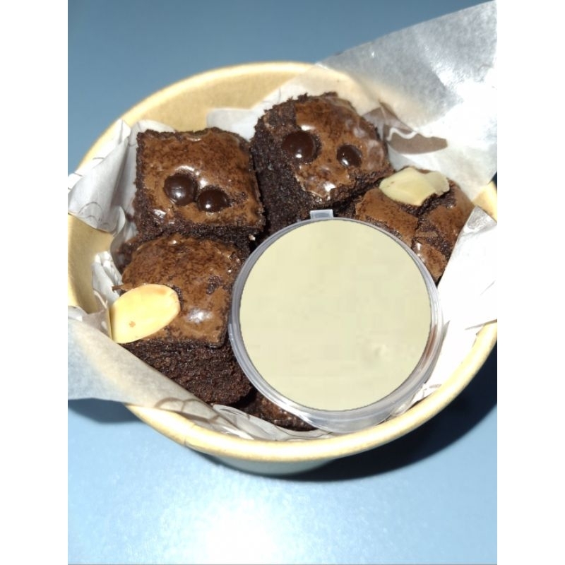 

Fudgy Brownies Bites (White Chocolate Sauce)