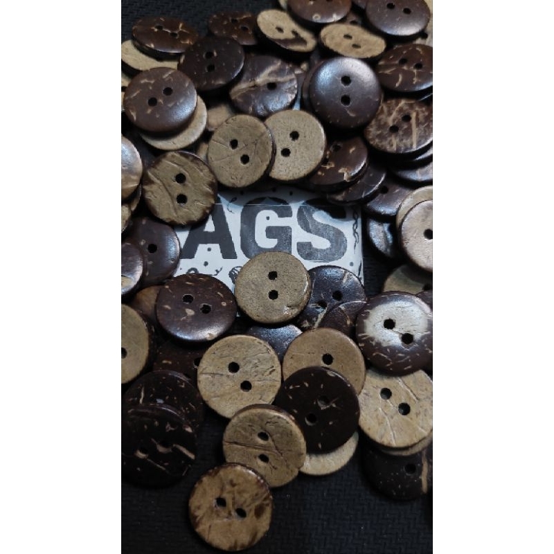 Kancing Batok 24L isi per 50 pcs / Kancing Kemeja Batok Kelapa Pernis