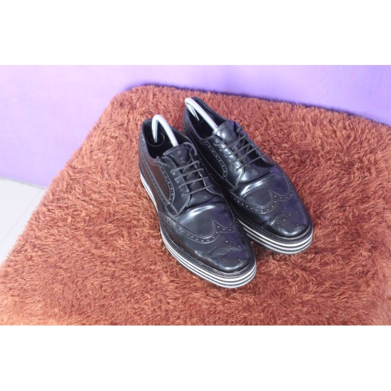 Sepatu Formal Prada wingtip size 6, 40. Keren berat kokoh