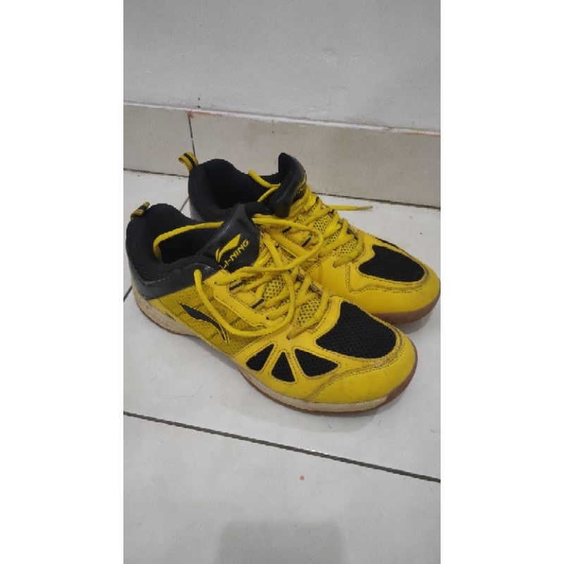 sepatu badminton lining second