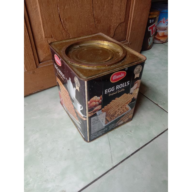 

kaleng bekas egg roll besar