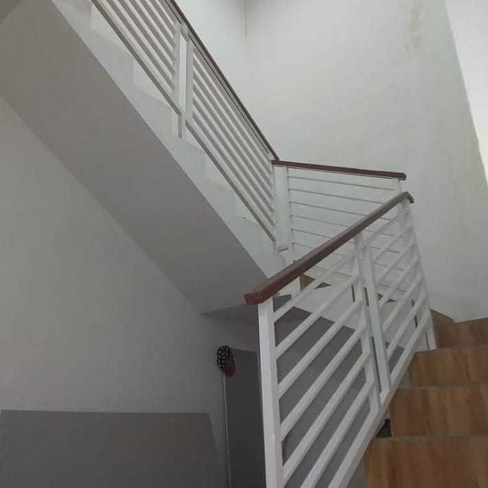 reling tangga stenlis pegangan kayu