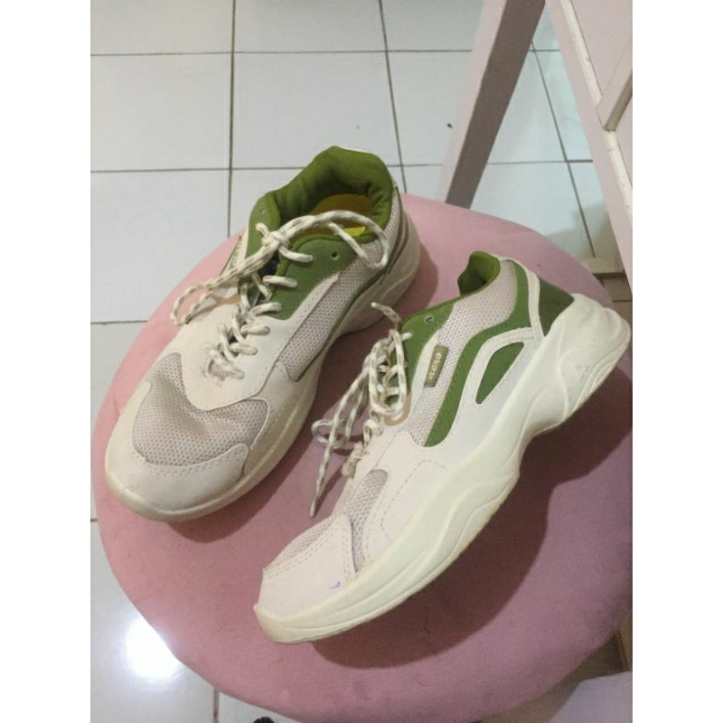 Preloved sepatu sneakers aerostreet