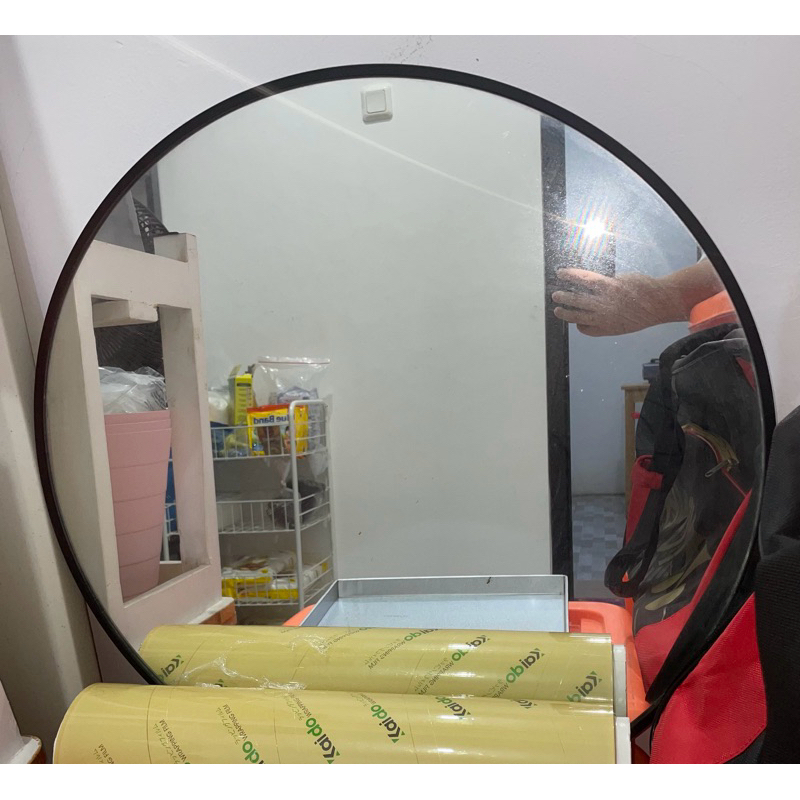 Kaca wc atau ruang tamu