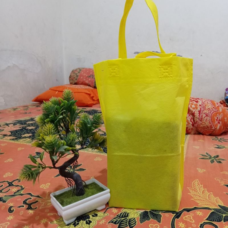 

TAS SPUNBOND TAS HAJATAN TAS SOUVERNIR UKURAN 35X25