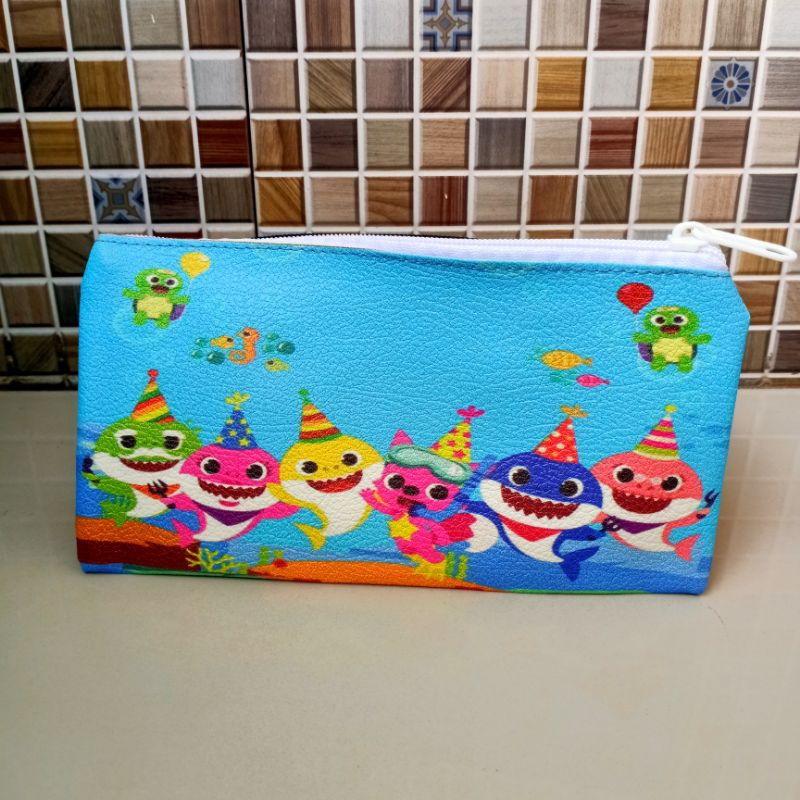 

Tempat Pensil Karakter Anime Anak Perempuan BABY SHARK Kode 01