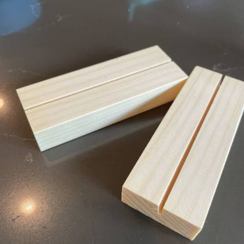 Stand akrilik bahan kayu jati belanda