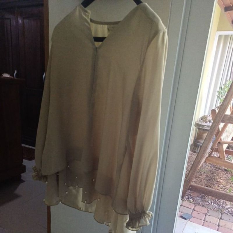 preloved blouse wearing klamby