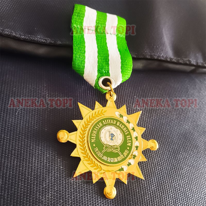 Pin Tanda Jasa Logo Sekolah MA Pin Bintang Jasa Madrasah Aliyah - Aneka Topi