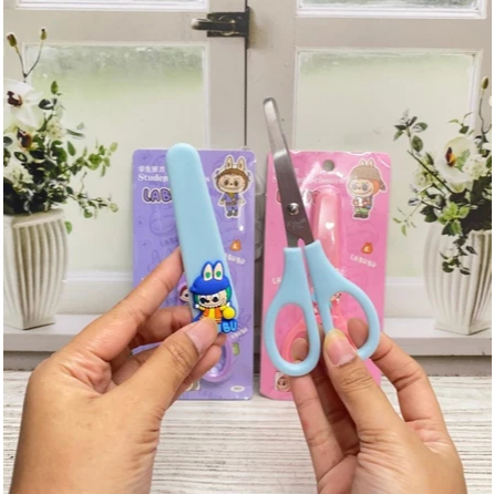 

MN-1594 Terbaru Gunting Motif LABUBU Ready 3 Warna Super Cute Lucu Perlengkapan Sekolah / Kantor Gunting Kertas LABUBU + Free Pelindung Bisa Cod Harga Termurah