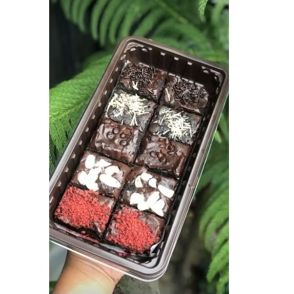 

Fudgy Brownies ukuran medium isi 10 potong