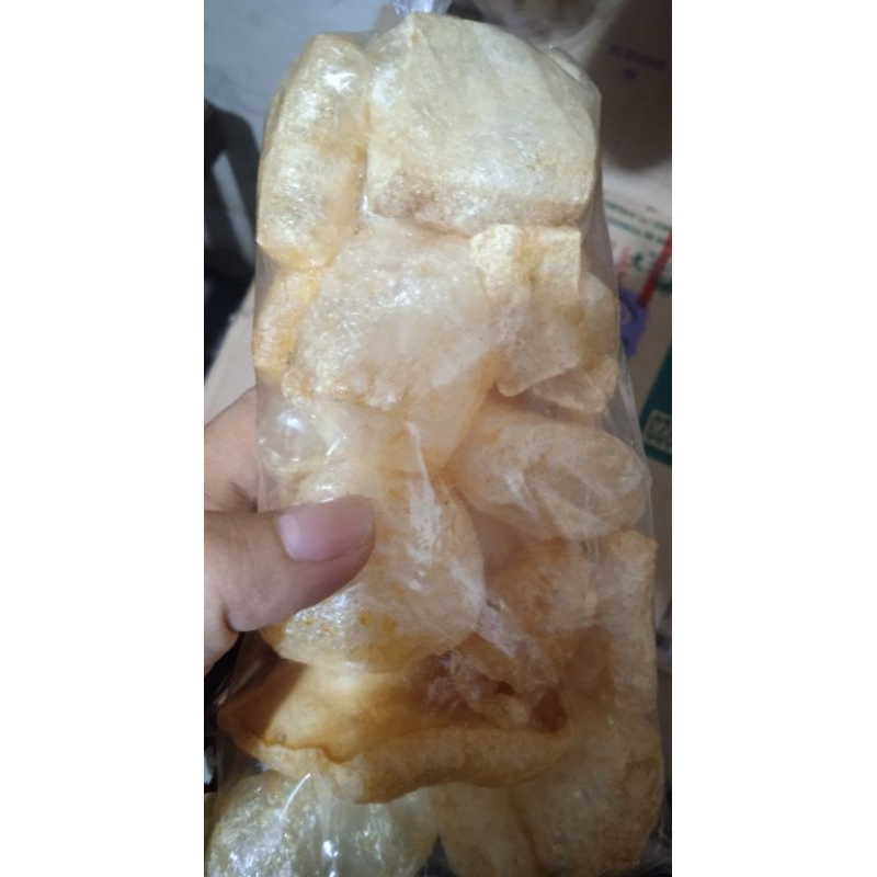 

KERUPUK RAMBAK//KERUPUK KULIT//KERUPUK KULIT GURIH25GR . di bungkus per 50gr ya . kerupuk kulit rasa gurih.