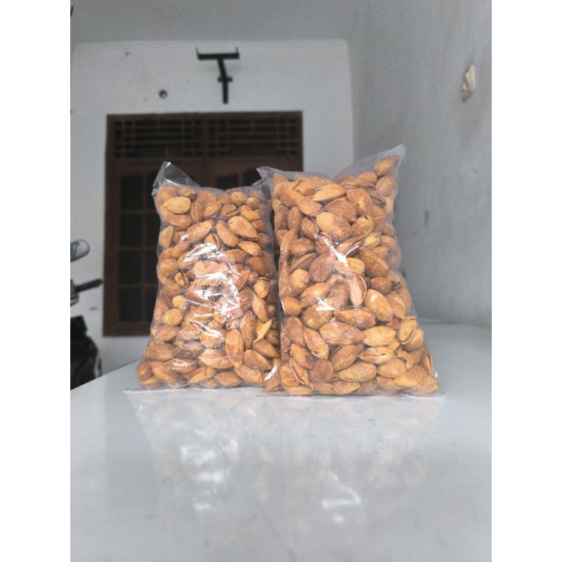 

Kacang Almond cangkang