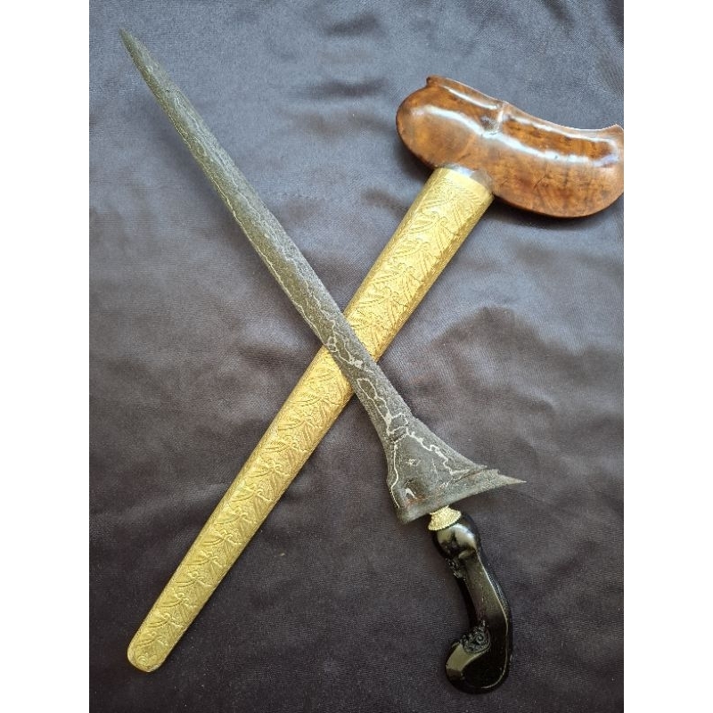 Keris BrojolPamor Wengkon IsenTangguh Jenggolo
Wingit Bertuah