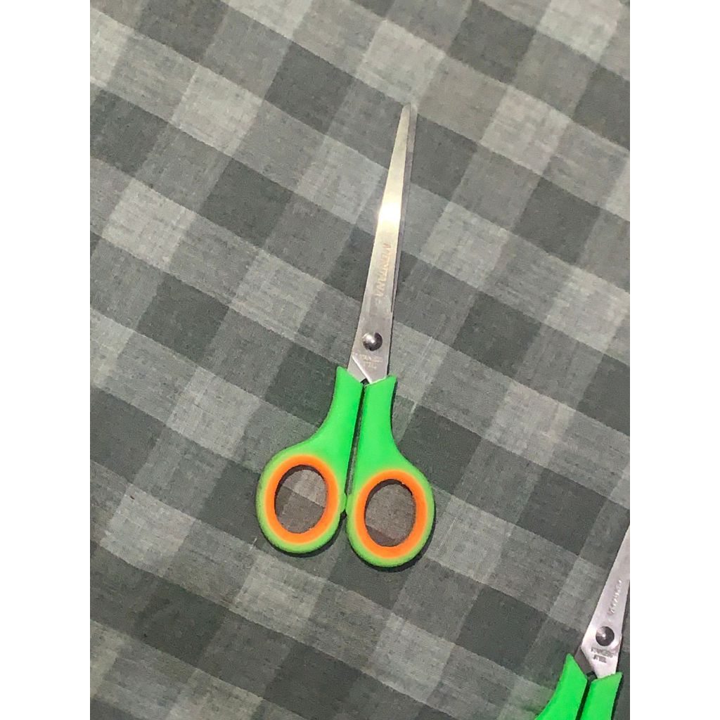 

Gunting Montana sedang