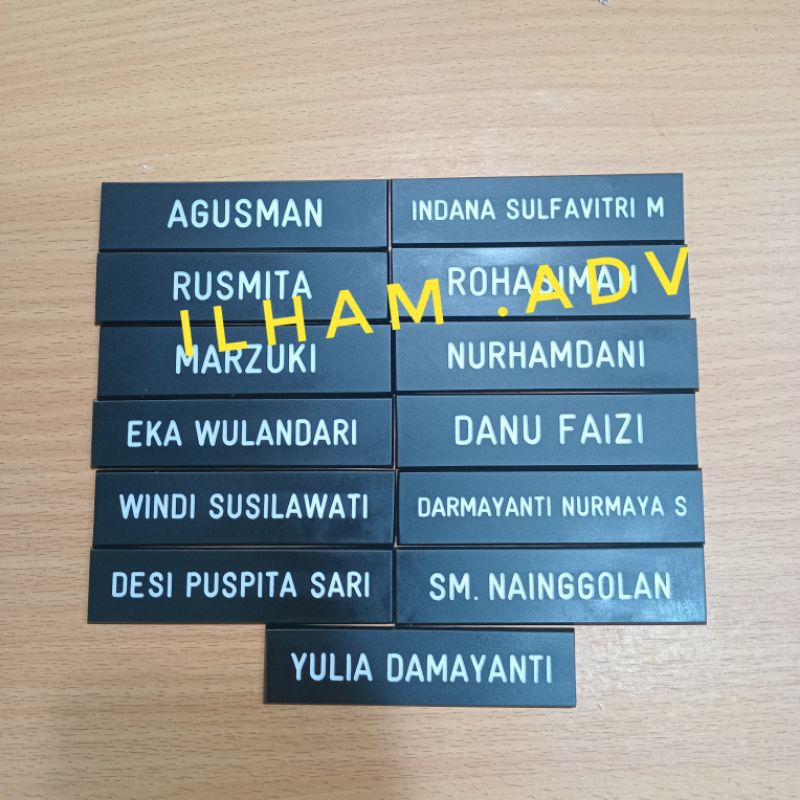 

papan nama dada grafir/ukir hitam doff full -magnet