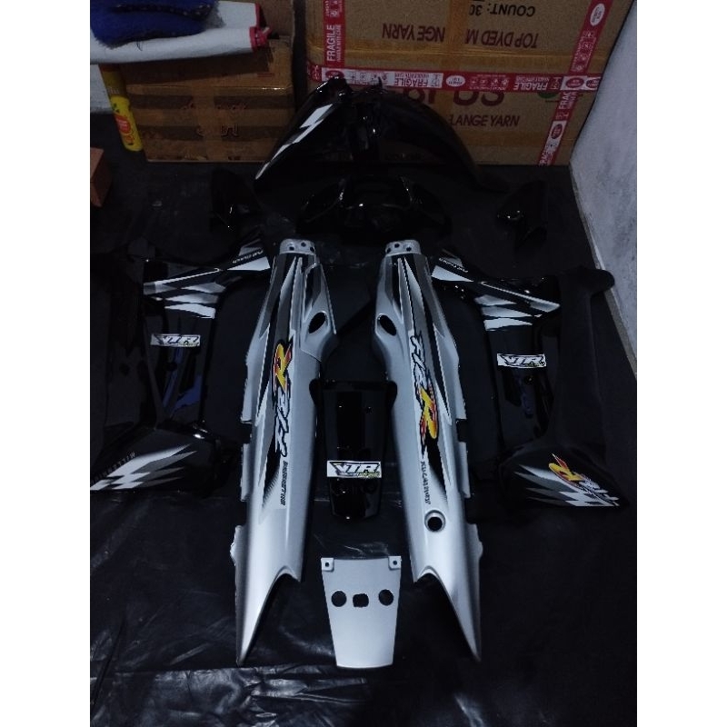 Cover body set halus yamaha fizr milenium hitam silver