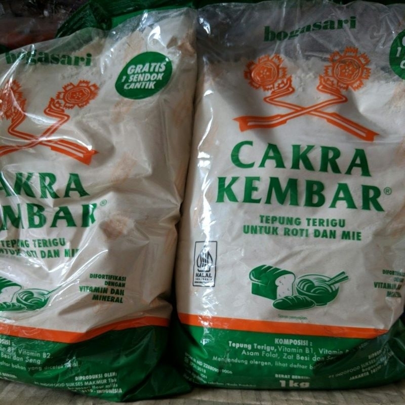 

tepung terigu Cakra kembar 1kg kemasan Bogasari