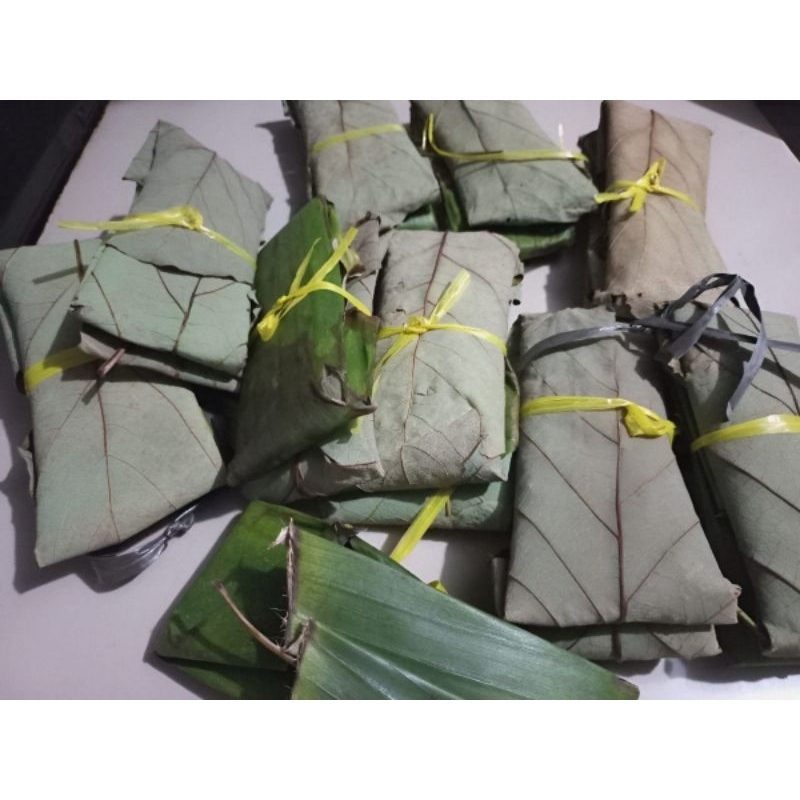 

Tempe kedelai bungkus daun, harga 500 per biji/home made