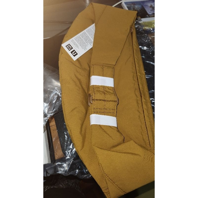 tas slempang nilon uniqlo