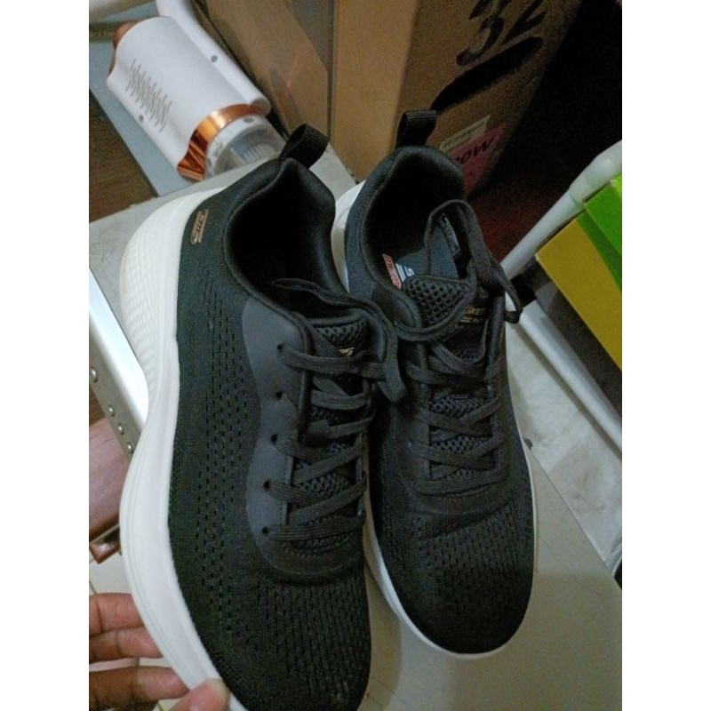 Sepatu Skechers wanita Original (preloved)