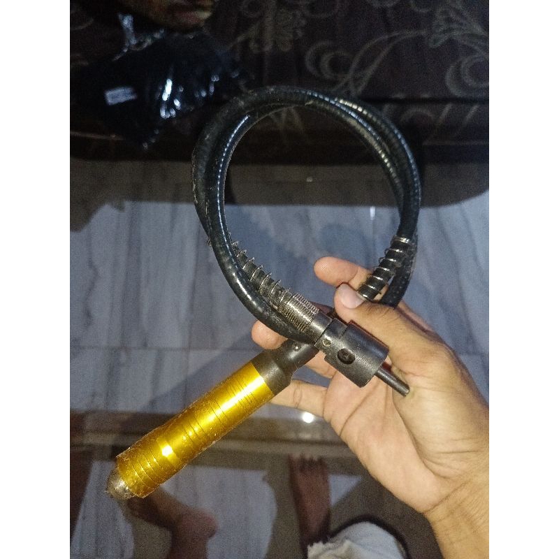 selang fleksibel sambungan bor cuner mini 6mm bekas masih seperti baru di pakai sekali warna emas