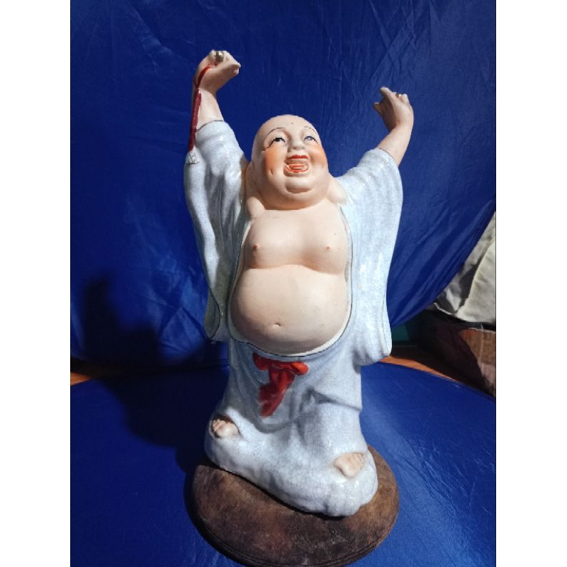 Patung Budha sukacita retak 1000