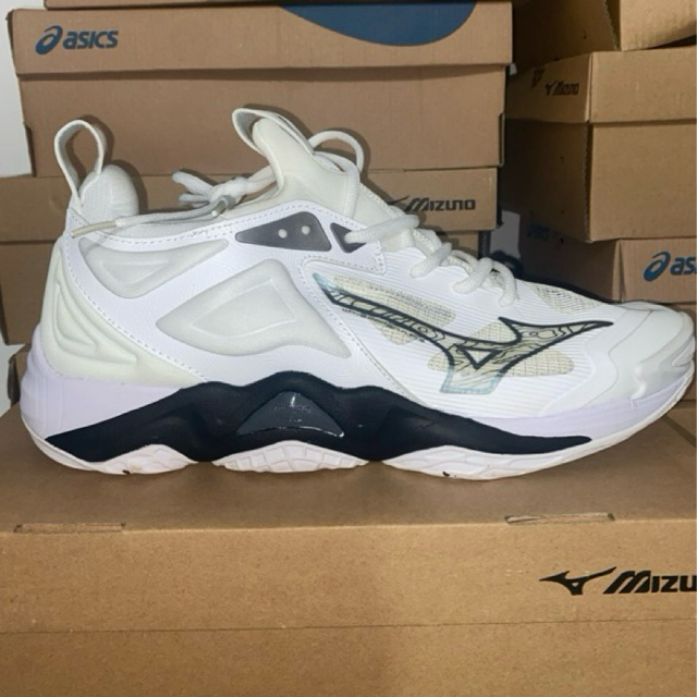 Mizuno wave momentum 3 low white black Sepatu volly cowok