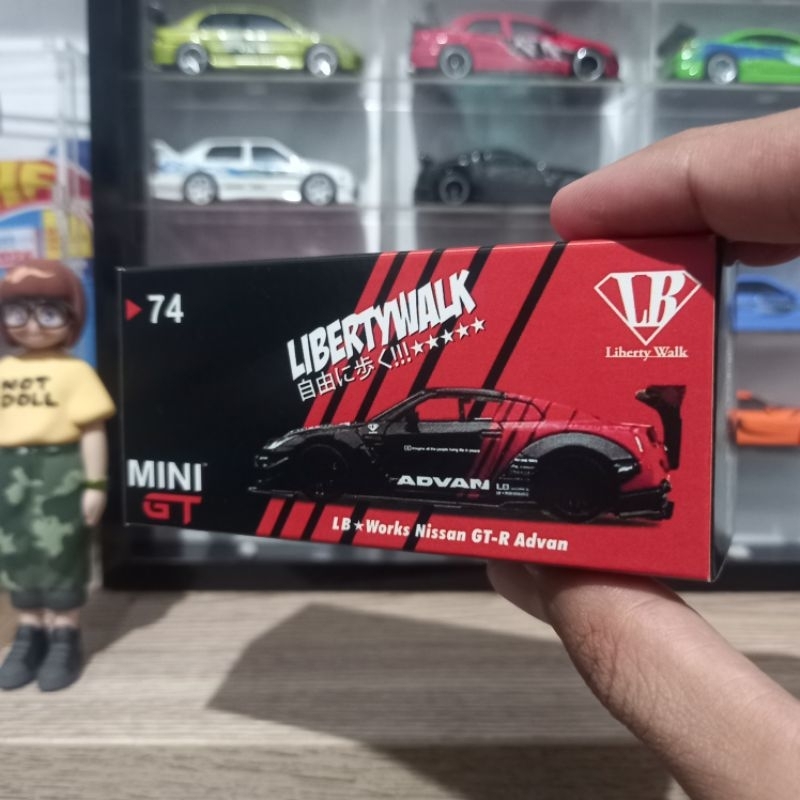 Custom Box #74 Nissan GT-R R35 LBWK Advan MiniGT