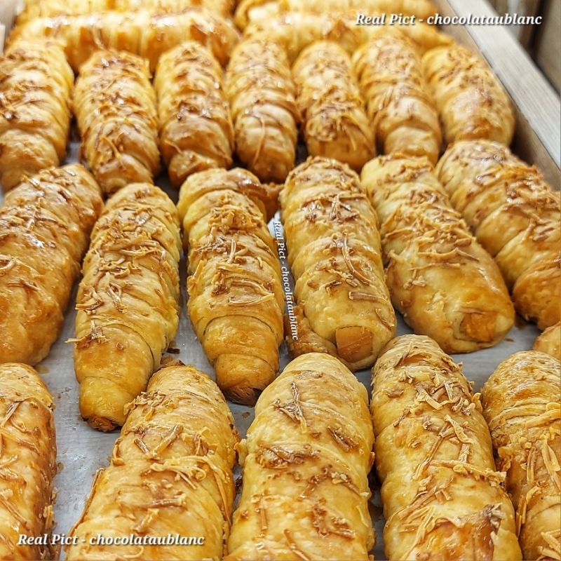 

[ / ] Keju Lilit Yogya / BREAD.CO (isi 10 pcs) | ALWAYS FRESH FROM THE OVEN