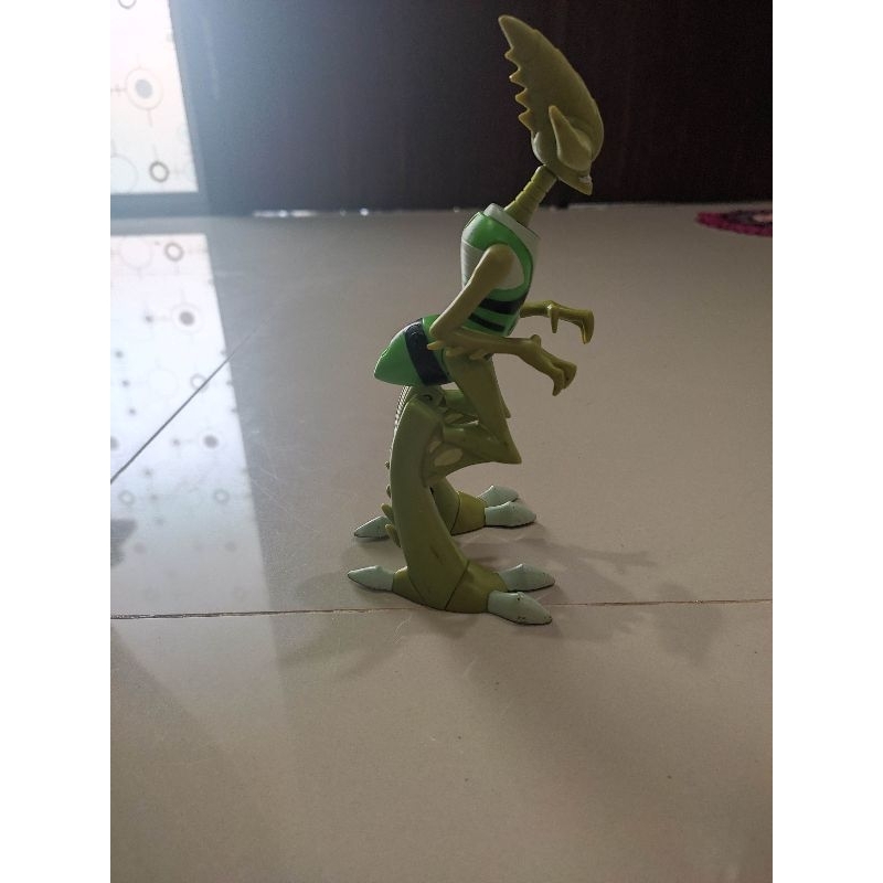 figure ben 10 omniverse crashhopper