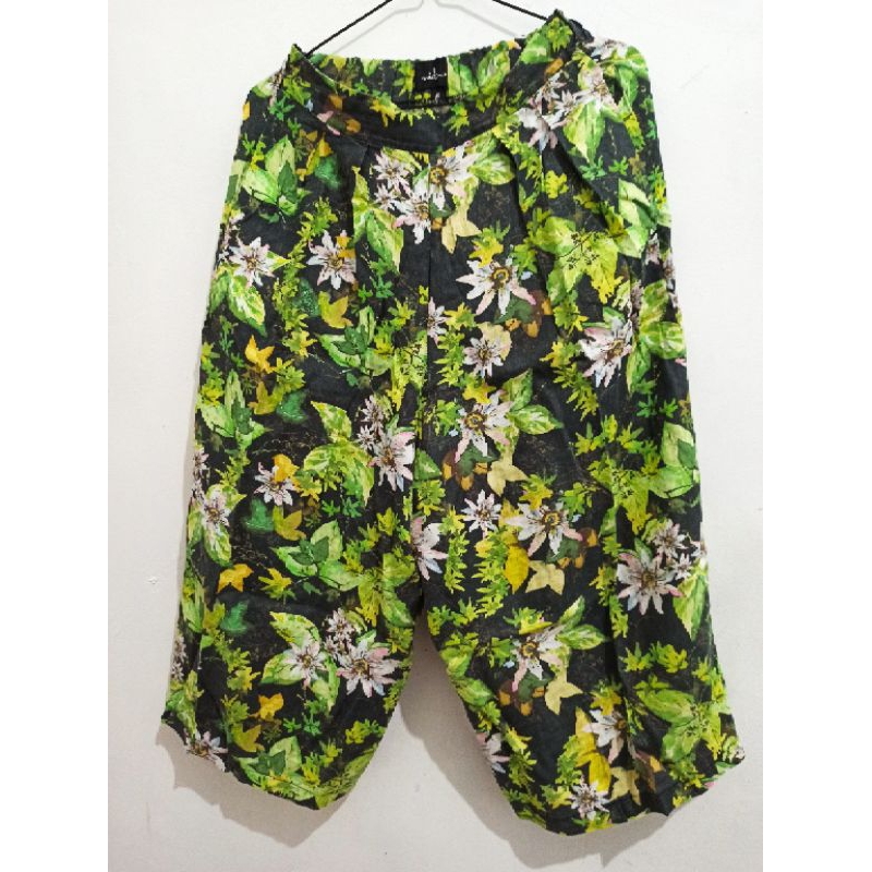 PRELOVED CELANA KULOT MOTIF BUNGA2 WARNA HIJAU MERK NIDA T.8