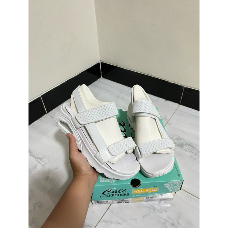 Sepatu sandal Skechers putih keabu2an sale 70% ukuran 38