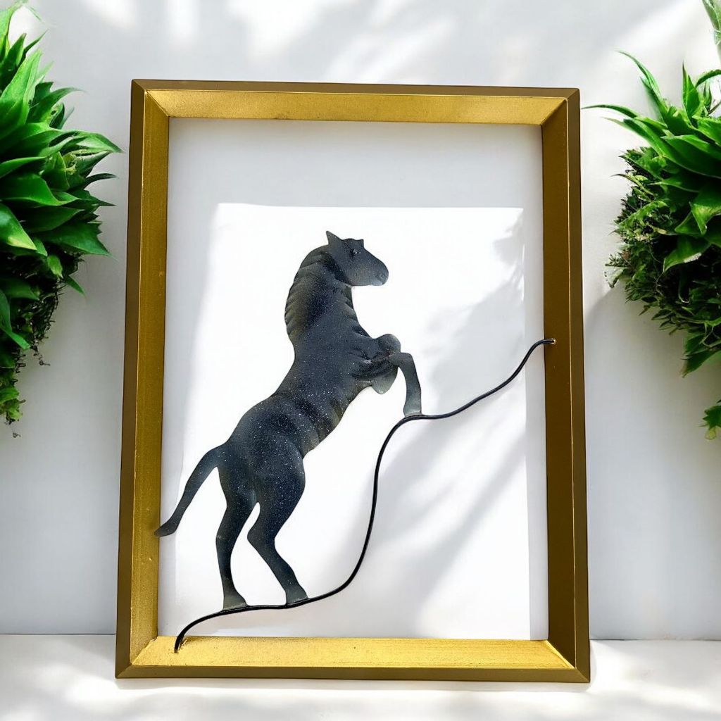 wall decor hiasan ding ding frame metal gold kuda liar wall decor besi siku 43x34 aestetik