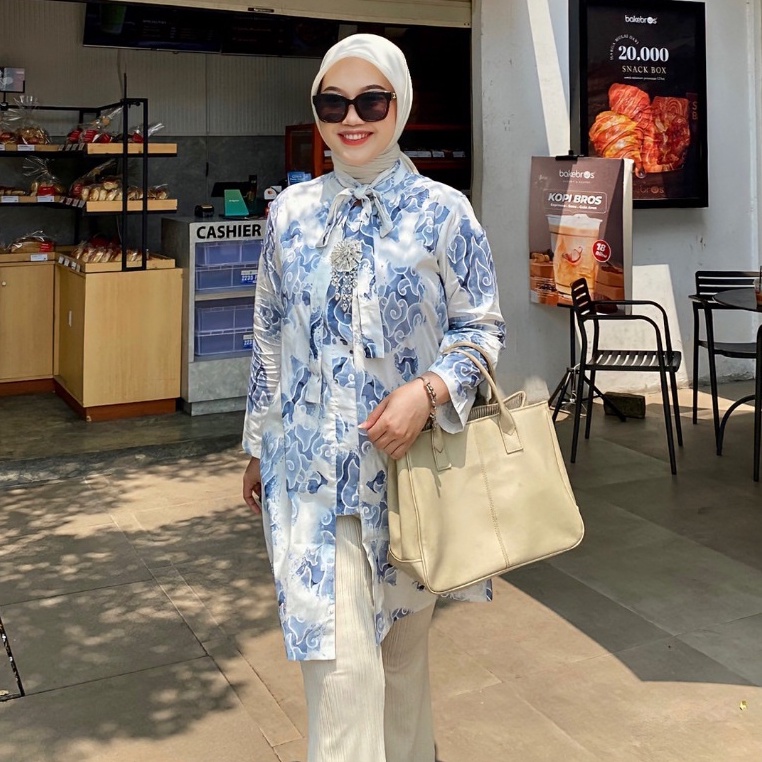 BATIK TRUSMI Set Couple Atasan Wanita Tunik Batik Motif Mega Mendung Bumi dan Kemeja Batik Biru Mega