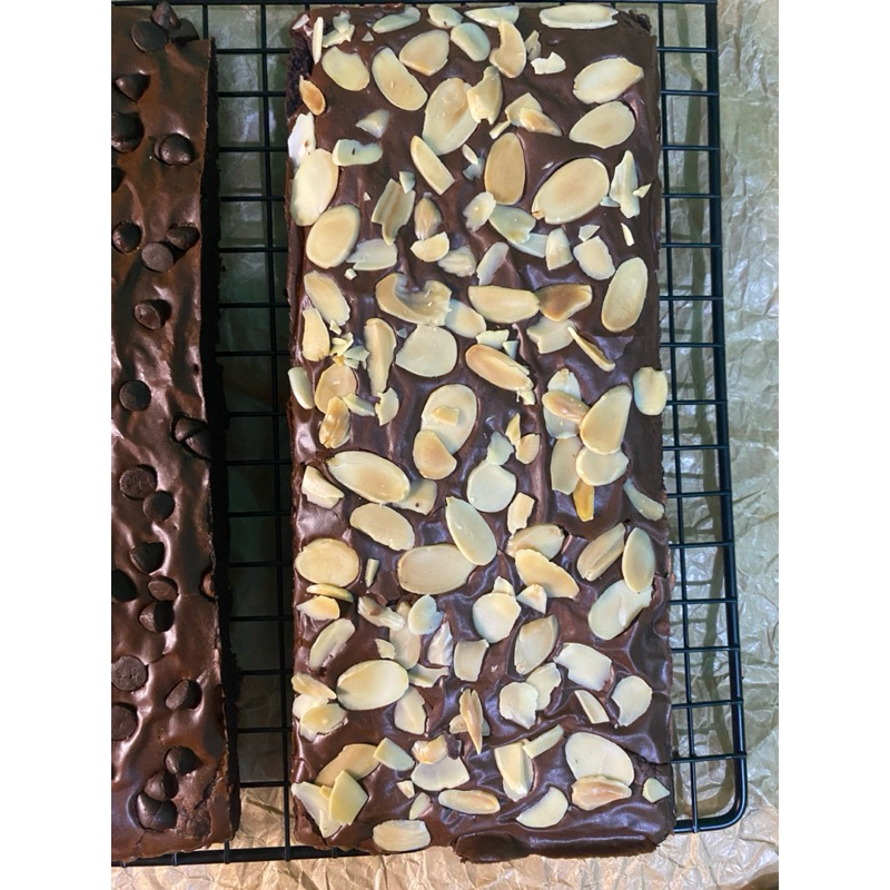 

fudgy brownies varian almond ukuran 22x10 shiny crust