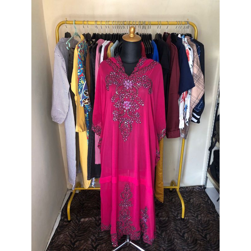 Gamis preloved warna pink fanta dengan motif pernak pernik