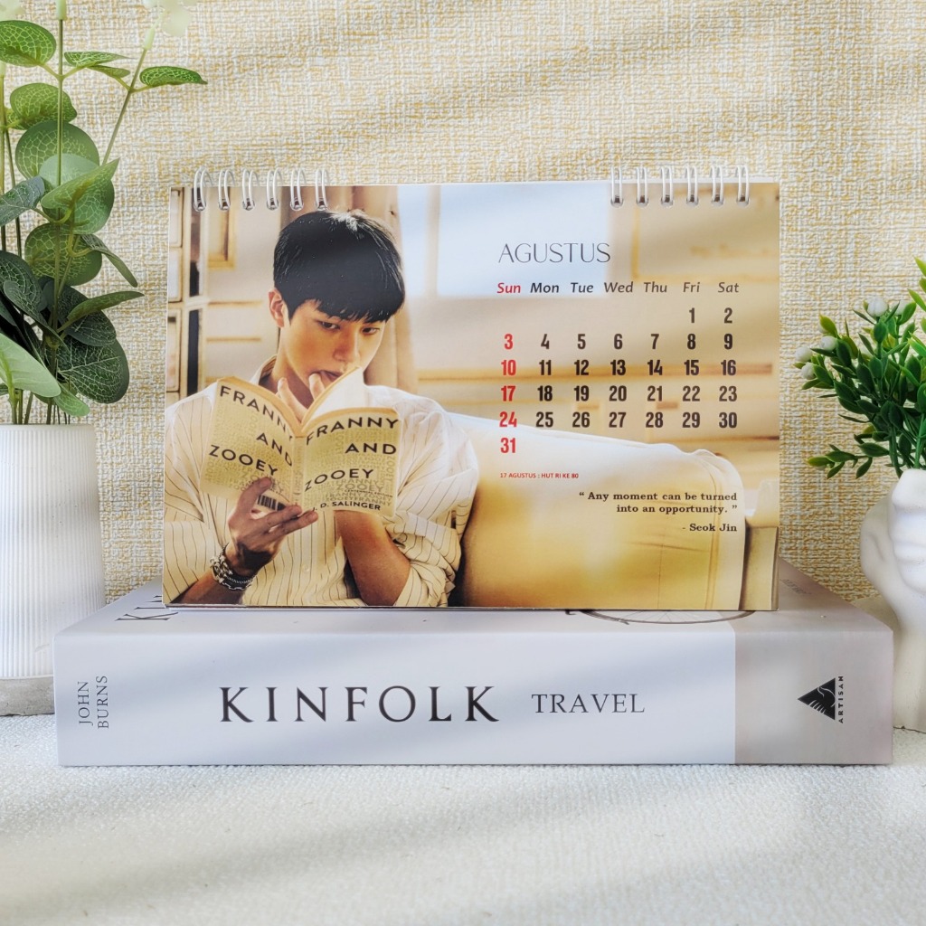 

KALENDER MEJA 2025 BTS SEOK JIN 13 LEMBAR