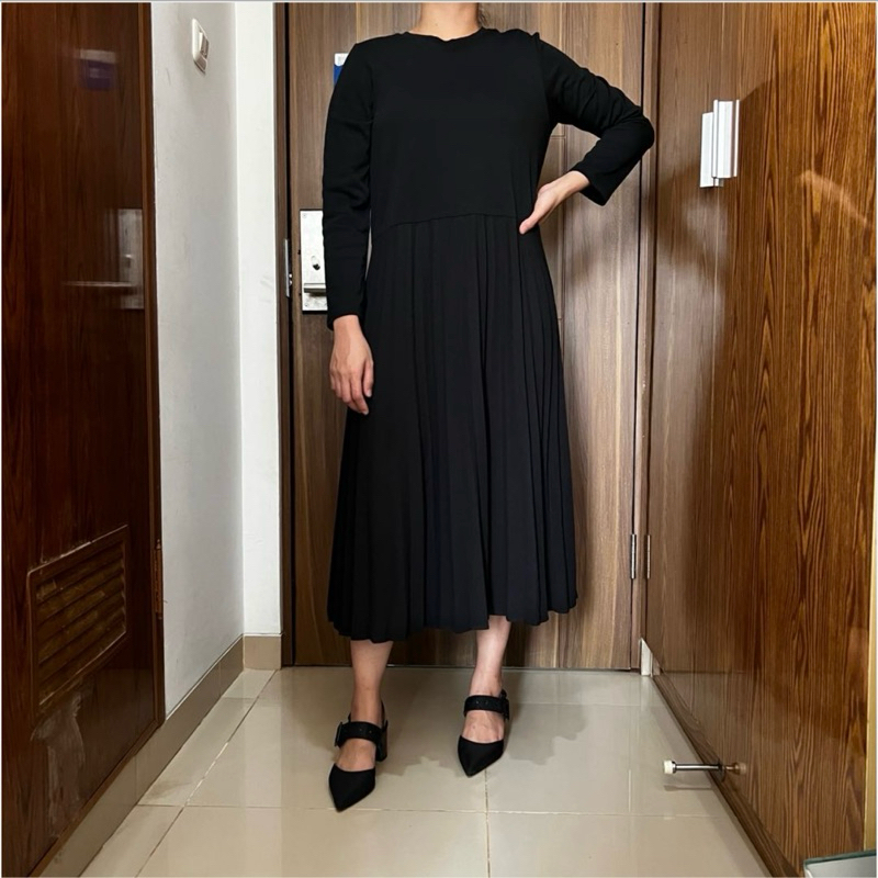 Buttonscarves Benang Jarum Plisket Midi Dress / Little Black Dress - Black