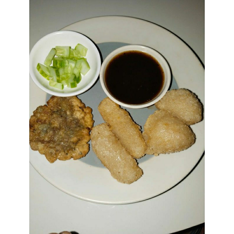 

pempektenggirigorengisi5(2lenjer,2telorkecil,1kulit)