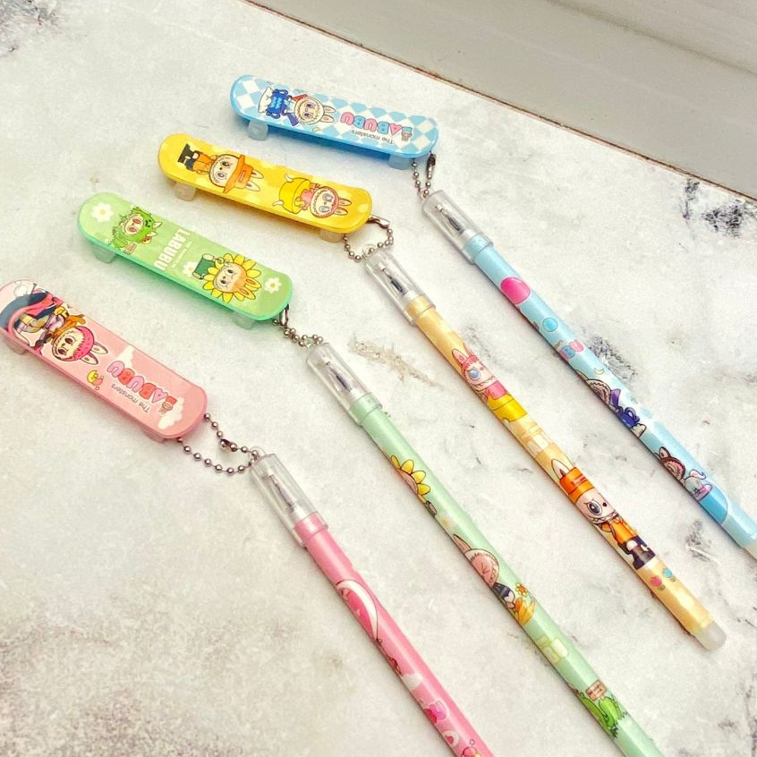 

Pulpen Gantungan Skateboard LABUBU Super Cute Lucu Favorit Anak / Pen Gantungan Skateboard Labubu Fancy Tinta Gel Hitam Terlaris Perlengkapan Sekolah Anak Kekinian Best Quality Bisa Grosir dan COD