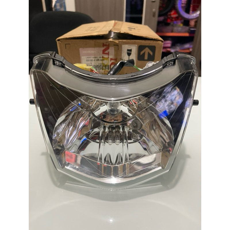 33100-KVR-960 REFLEKTOR LAMPU DEPAN ASSY PLUS BOHLAM & SOKET LAMPU HONDA SUPRA FIT S ORIGINAL HONDA 