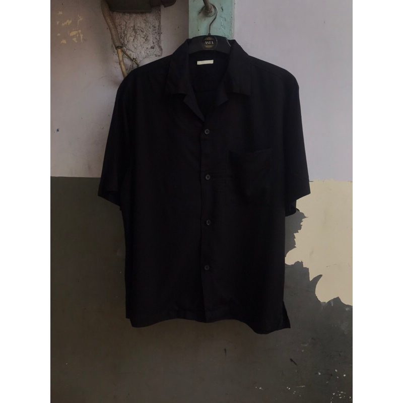 kemeja GU black opencollar lengan pendek preloved