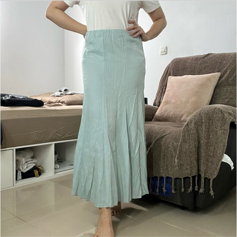 H&M Mermaid Satin Silk Skirt / Rok Flare - M / Sage Green (PRELOVED)