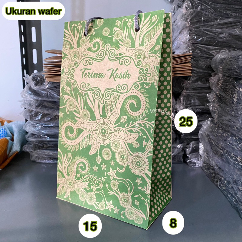 

Paket hemat 1 lusin paperbag (12 tas) medium wafer batik hijau