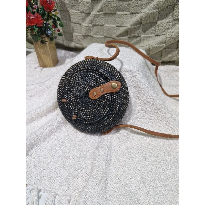 Tas Rotan Hitam Setengah Lingkaran