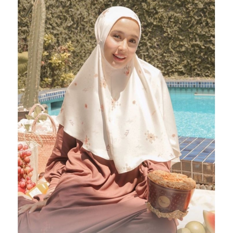 Pre Loved Hijab Di Rumah Aja - L by Laudya Cynthia Bella