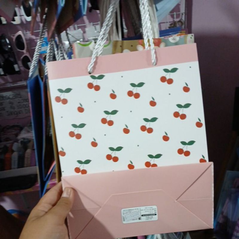 

OHMAIGOODS - PAPERBAG MOTIF UKURAN SEDANG